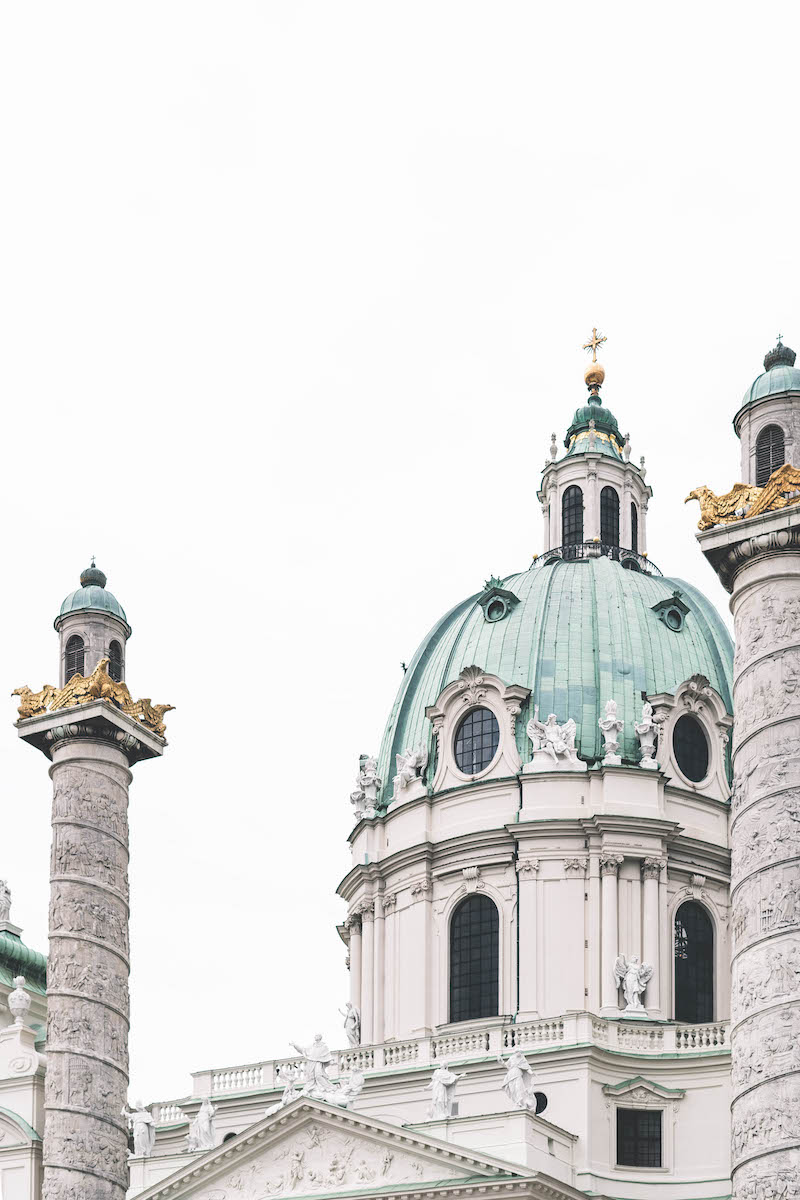 Fassadenausschnitt der Karlskirche Wien