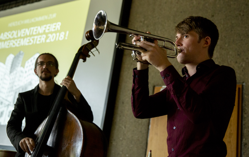 Zwei Studenten der Hochschule für Musik und Tanz Köln beim Musizieren. 