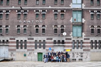 Gruppenfoto der Studierenden vor dem Santos-Gebäude