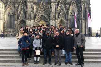 Gruppenfoto vor dem Kölner Dom